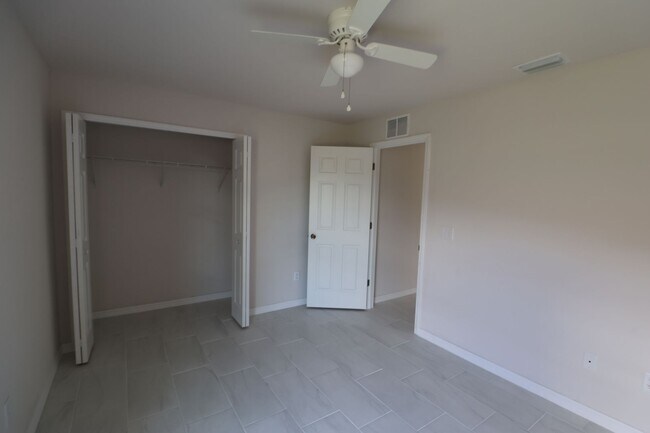 Building Photo - 3/2 Duplex newer waterfront