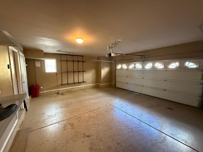 Building Photo - 900 S 94th St