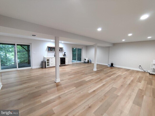 Building Photo - 9051 Laurel Hill Ct