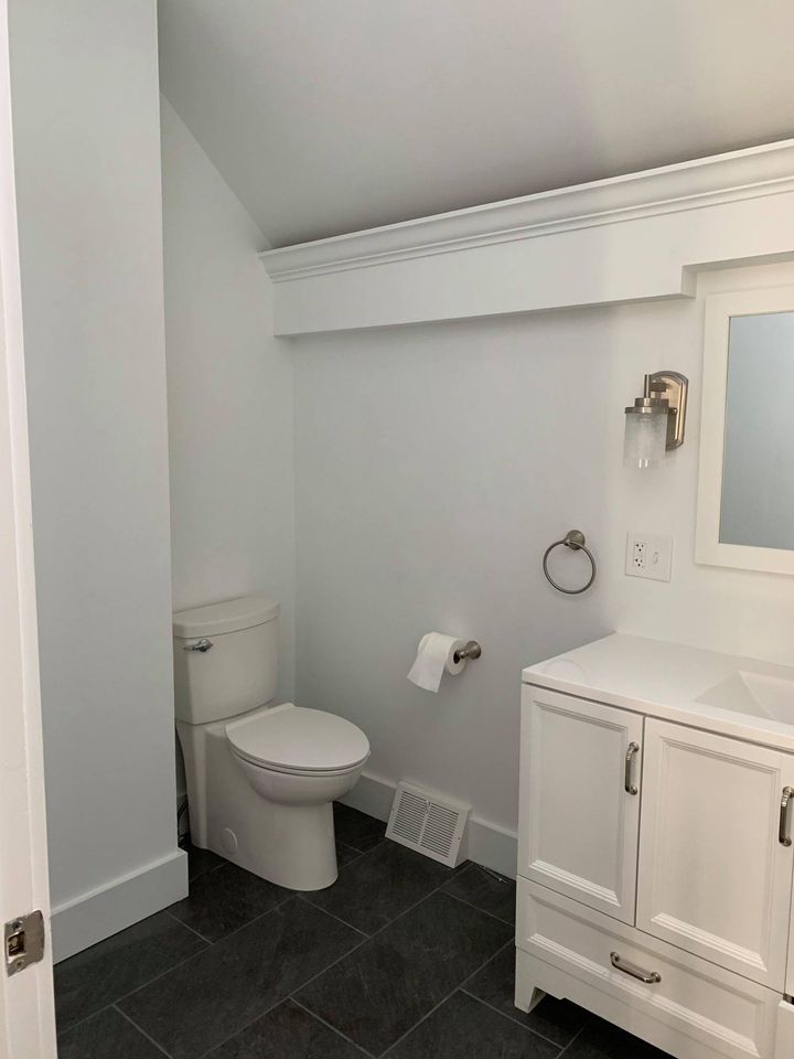 2nd Floor Bath - 3407 Woodbine Ave