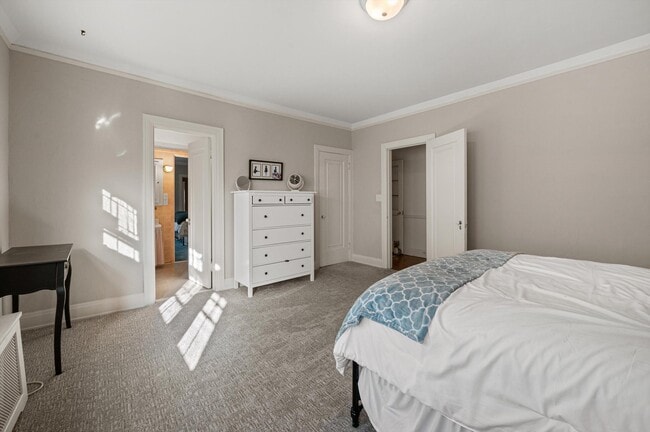 Building Photo - 2835 N Lake Dr