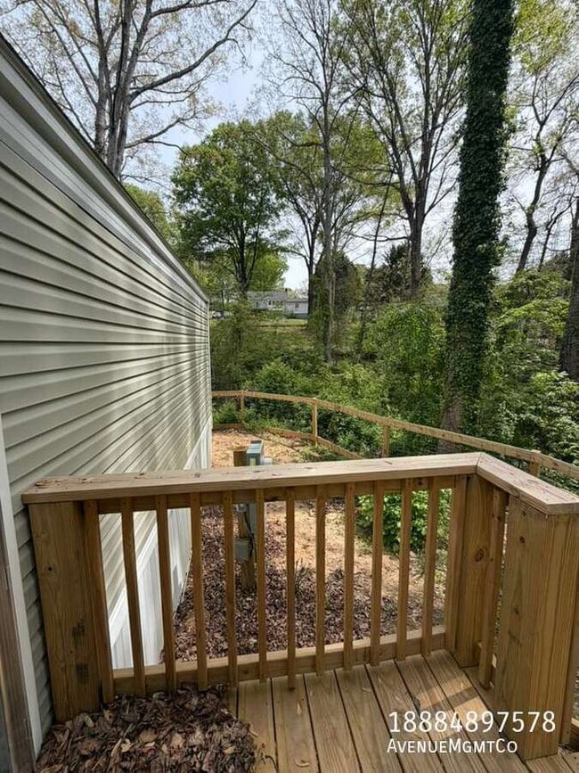 Building Photo - 512 10th St SW