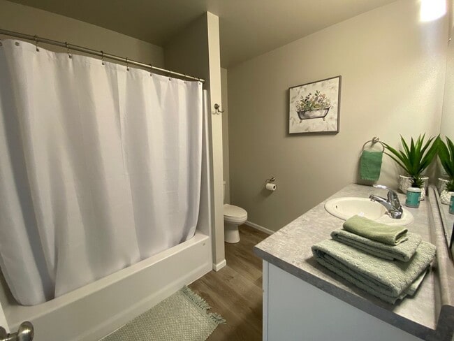 Building Photo - Modern 3 Bedroom 2 Bathroom Townhome