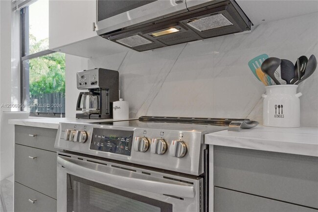 Building Photo - 2889 SW 33rd Ave