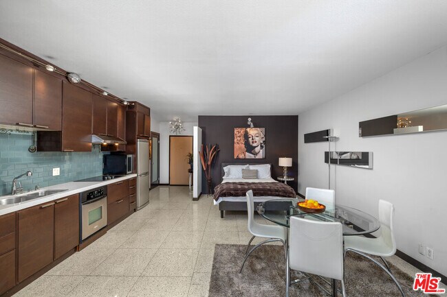 Building Photo - 999 N Doheny Dr