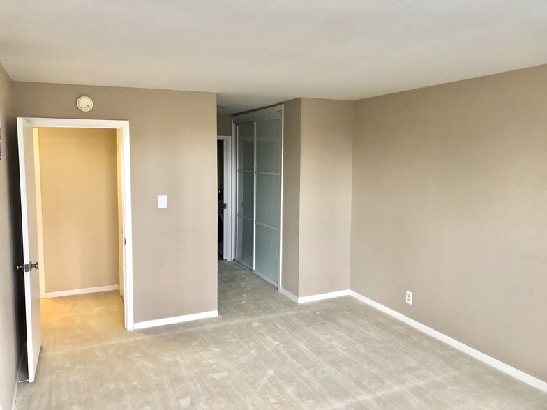 Building Photo - 1700 San Carlos Ave