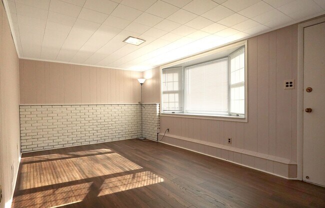 Building Photo - 3 Bedroom Plainview Split