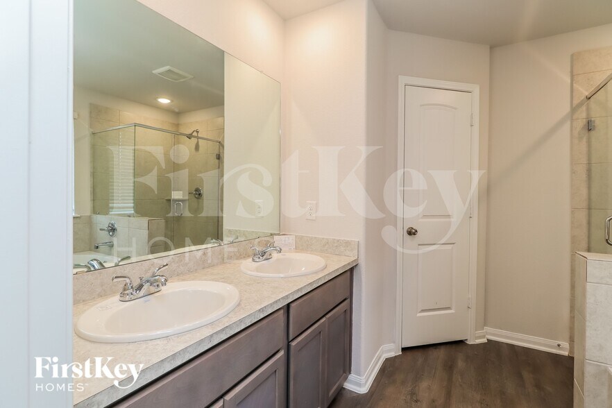 Building Photo - 14725 Country Club Dr