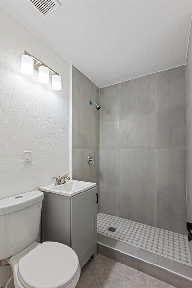 Building Photo - 724 Burlington St