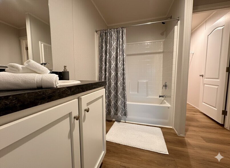 Building Photo - 18 Jubilee St