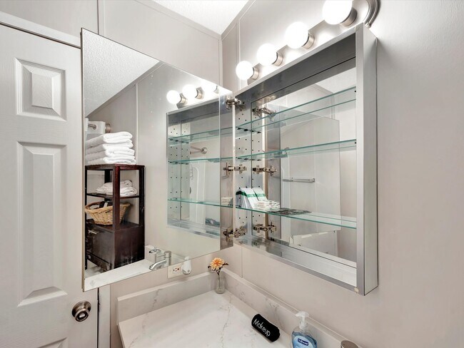 Building Photo - 506 Main St