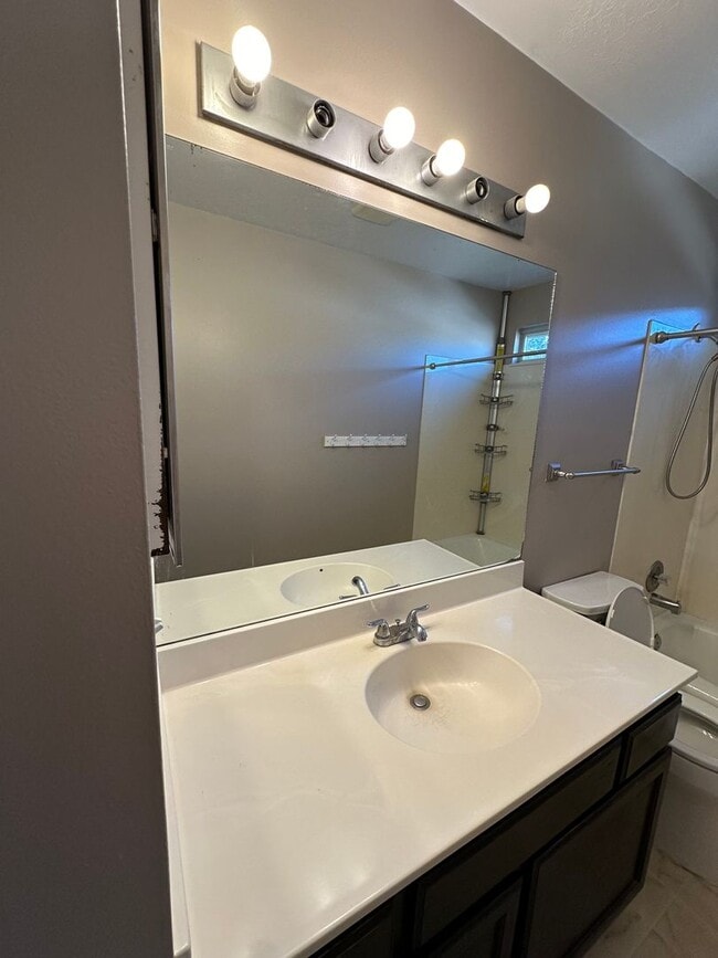 Building Photo - Must See!! 4 bedrooms 2 baths house in Lay...