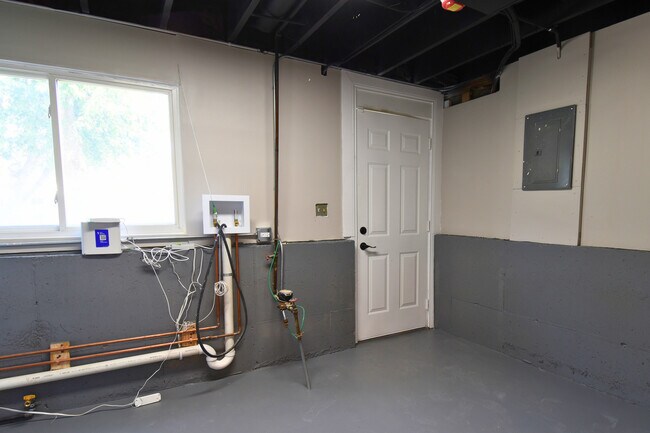 Building Photo - 515 N La Londe Ave