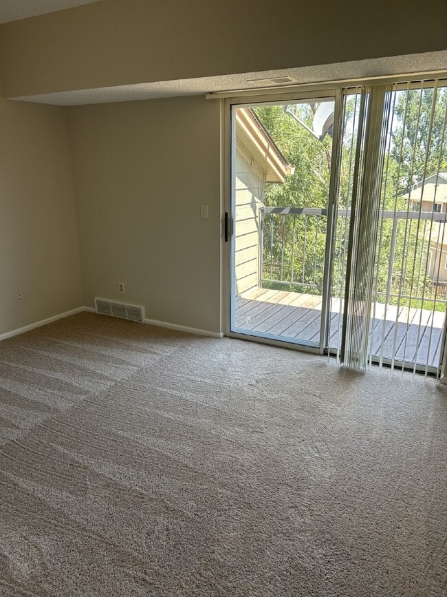 Building Photo - Charming Chestnut Condo!  AVAILABLE NOW!