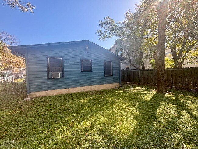 Building Photo - 2/1 House in Hip East Austin!