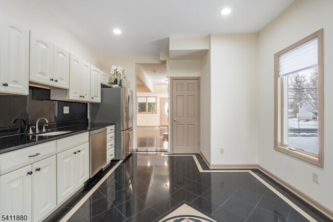 Building Photo - 302 Walnut Ave