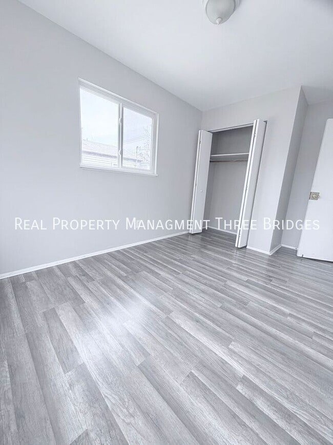 Building Photo - 241 Flora Dr