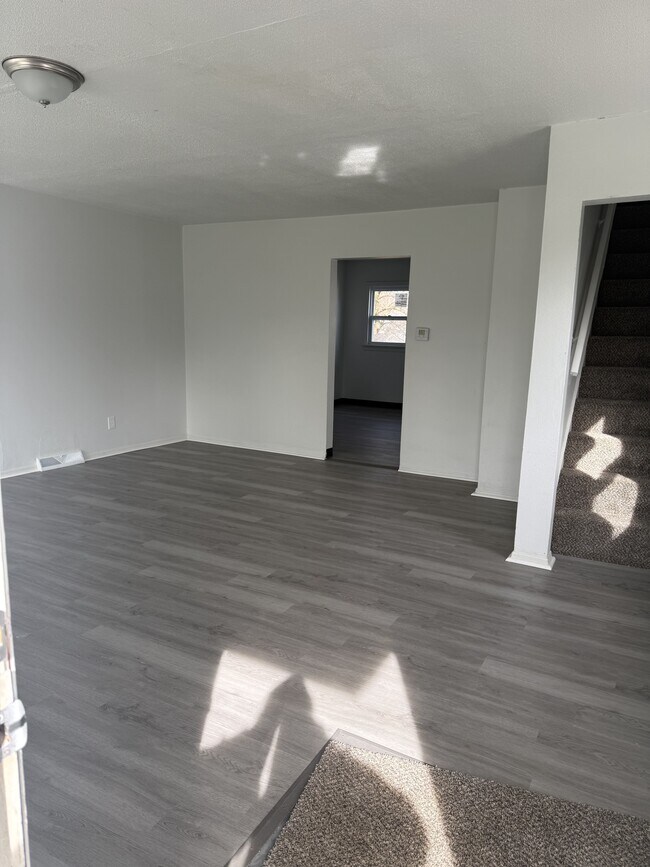 Building Photo - 506 8th St