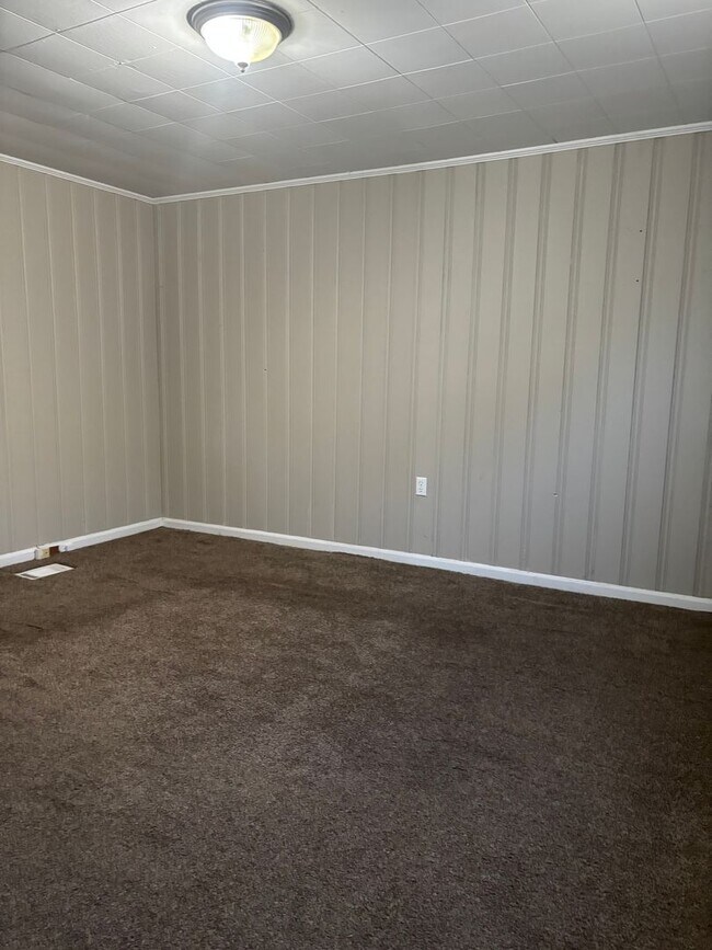 Building Photo - Centrally located 3/2 house