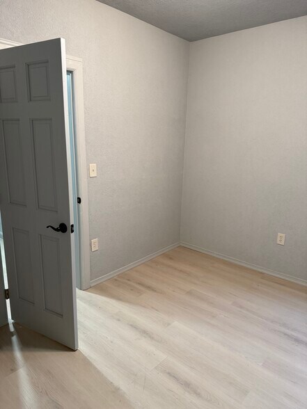 Building Photo - 613 Kirkland St