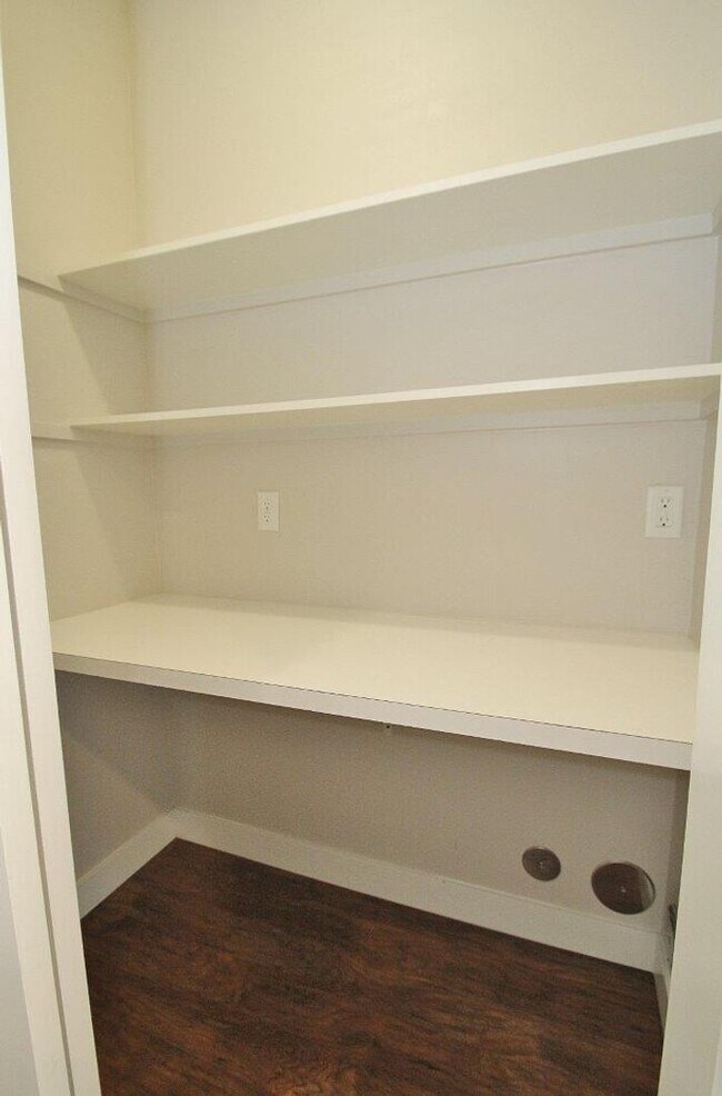 Building Photo - Immaculate Townhouse in Quiet Community