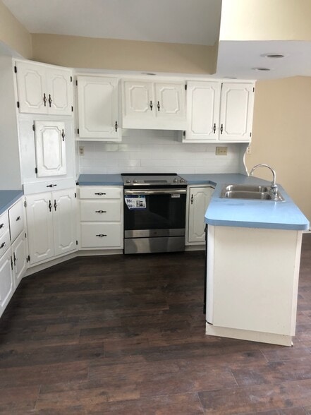 Building Photo - 164 Oak St