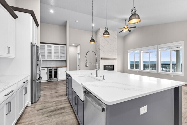 Building Photo - Luxury Four Bedroom with Breathtaking Views