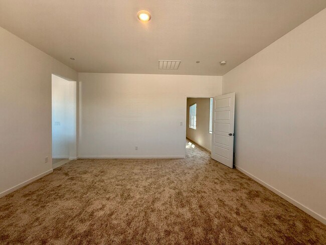 Building Photo - 4 BED 3.5 BATH 2 CAR GARAGE HOME w/ LOFT, ...