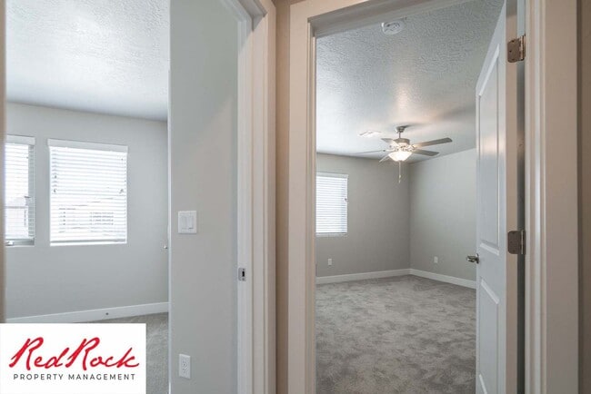 Building Photo - Modern 4-Bed Townhome in Hurricane Heights