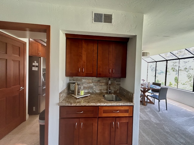 Building Photo - 2556 Navarra Dr