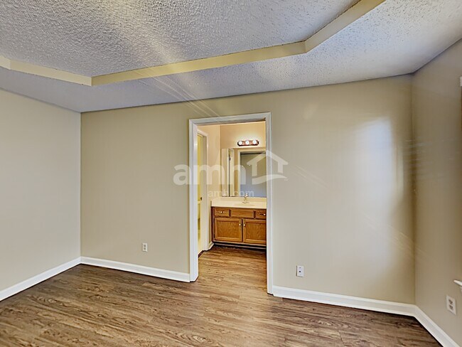 Building Photo - 5534 Ross Rd