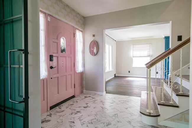 Building Photo - $500 OFF Deposit - Charming 4 Bed, 2/5 Bat...