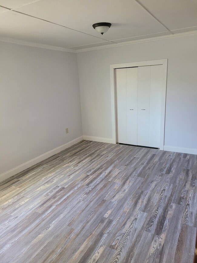Building Photo - Three Bedroom Brick Ranch Home, Total Elec...