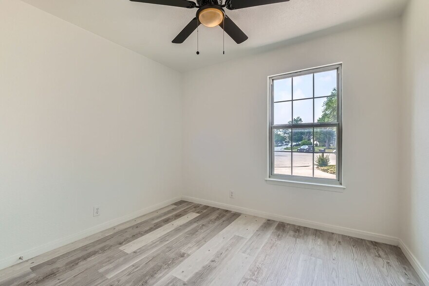 Building Photo - 513 Jeanette Dr