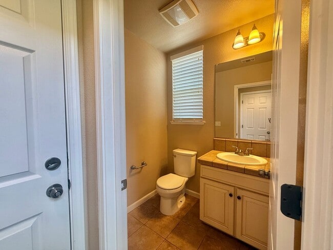 Building Photo - Charming 4 Bedroom Home in Springlake