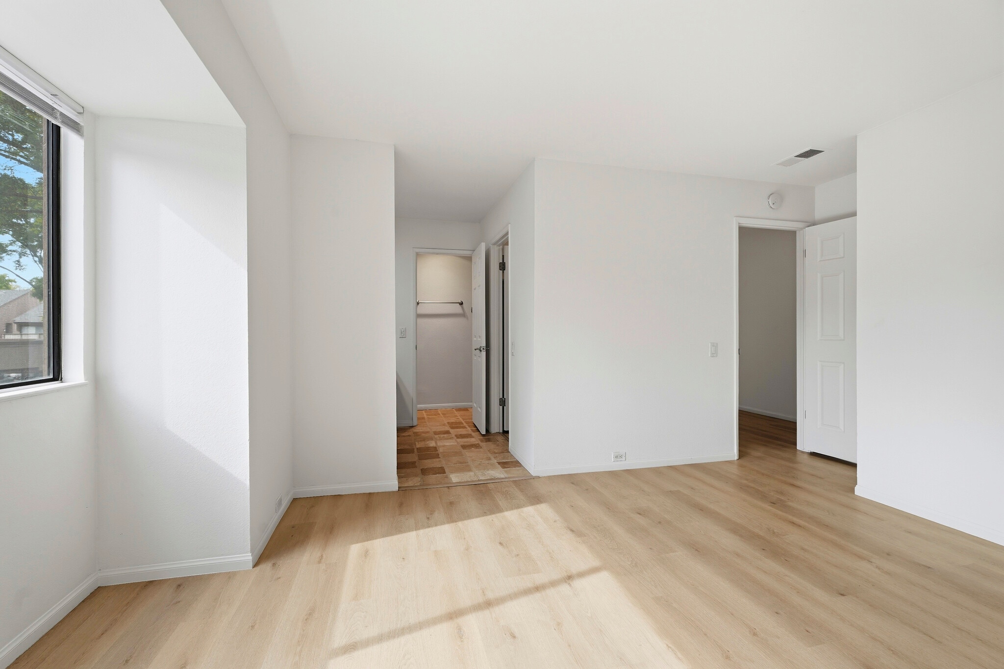 Building Photo - 523 Woodside Oaks