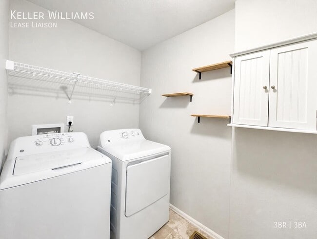 Building Photo - 7689 Grand Fir Point