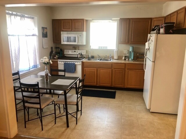 Eat-in Kitchen - 17 E Main St