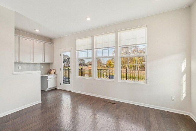 Building Photo - 202 N Sydney Ct