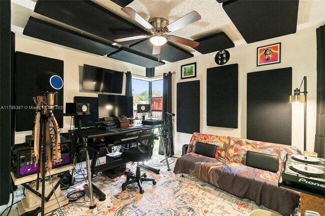Building Photo - 3868 Carambola Cir N