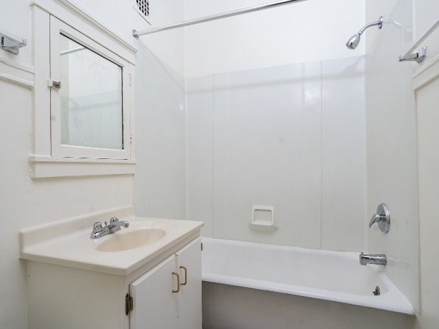 Ivanhoe Studio Bathroom - Ivanhoe