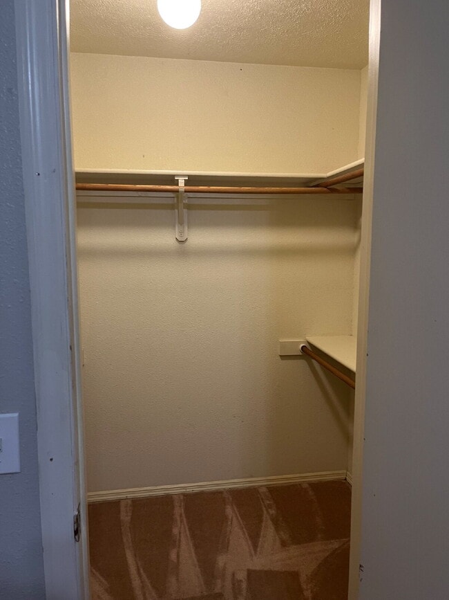 Building Photo - "Spacious 3-Bedroom Oasis with 2 Full Bath...