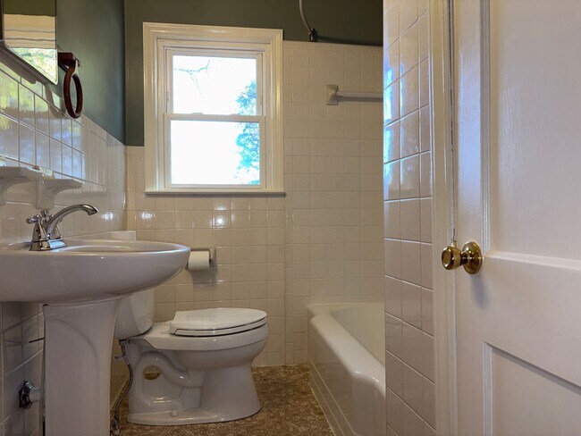 Building Photo - 3 Bedroom, 1.5 Bathroom House in Winston-S...