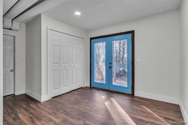 Building Photo - 8165 Leonard Dr