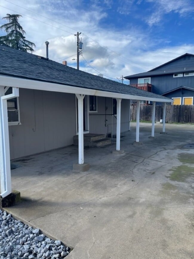 Building Photo - 2 Bedroom in Anderson with yard and garage!