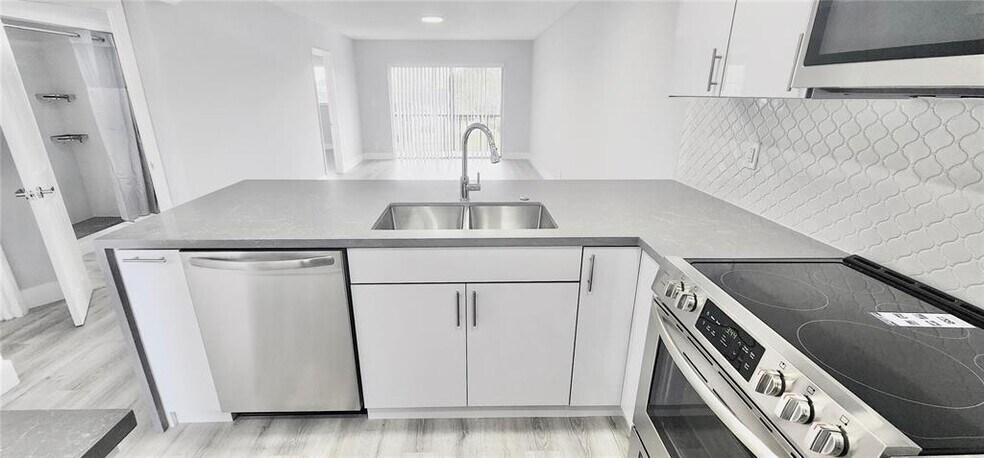 Building Photo - 8040 Colony Cir N