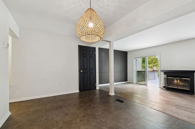 Building Photo - Spacious 3br Townhome with Deck& Patio. Re...