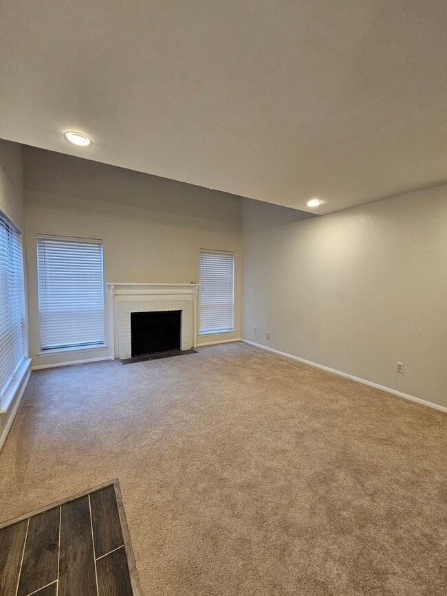 Building Photo - (1) Bed/(1.5) Bath Cardinal Creek Condo Avail NOW!