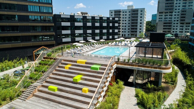 Courtyard + Pool - Stamford Urby