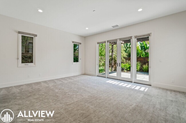 Building Photo - Luxurious and Rare 5 Bed 5.5 Bath Located ...